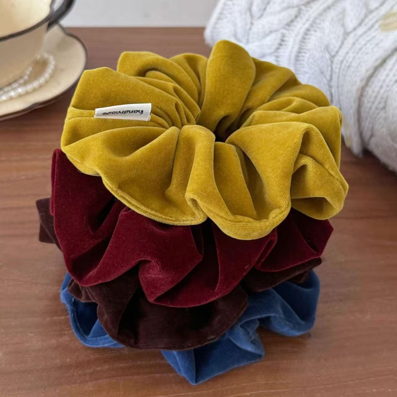 ربطة شعر مخملية بتصميم كوري بس - مراجعة Travel Accessories Aesthetic وسعره
